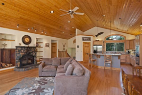 Woodside Lodge on West Shore with Private Hot Tub, Pool Table & Game Room